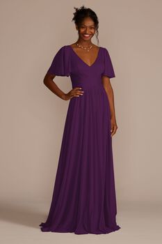 Vestido de dama con mangas y plisado en cintura