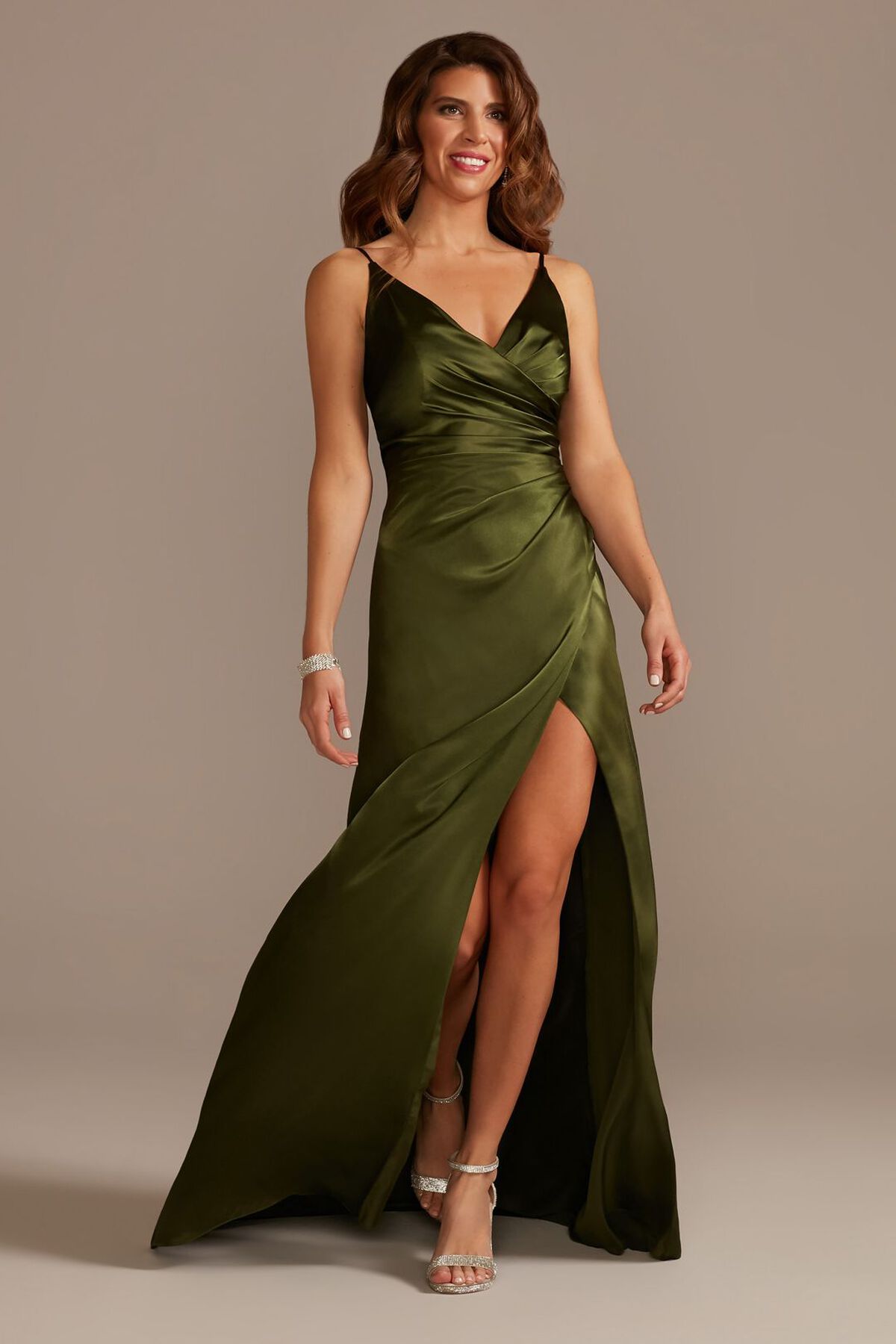 Vestido de dama en sat&iacute;n con abertura en la pierna, OLIVO MARTINI, hi-res