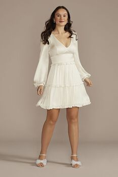 Vestido de novia corto de holanes y manga larga