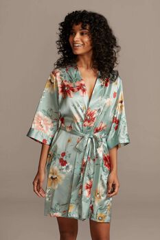 Bata de satín con estampado floral