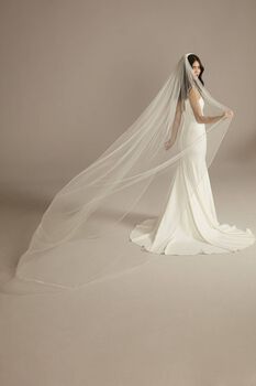 Velo catedral con orilla bordada de cristales y perlas