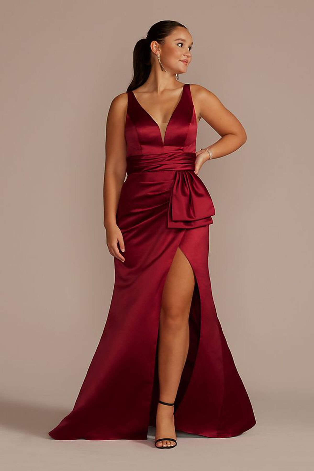 Vestido largo de sat&iacute;n con mo&ntilde;o en la cintura y abertura en pierna, LIPSTICK RED, hi-res