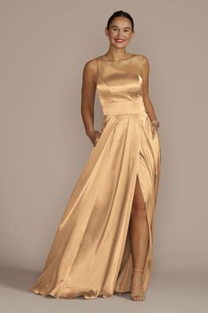 Vestido de dama escote asimétrico y abertura en pierna