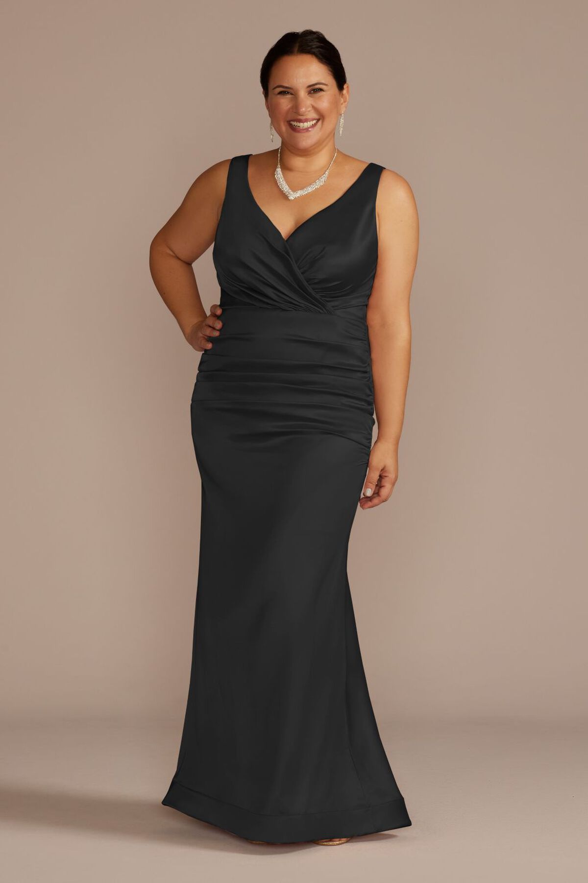 Vestido de dama con silueta sirena y fruncido en cintura, NEGRO, hi-res
