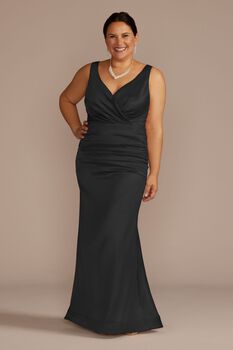 Vestido de dama con silueta sirena y fruncido en cintura