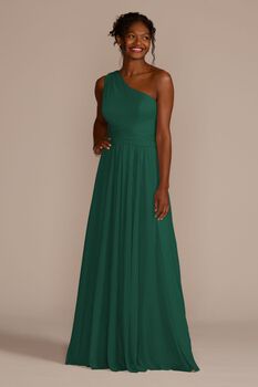 Vestido de dama con escote asimétrico y plisado en cintura