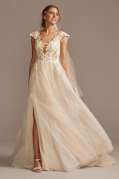 Vestido de novia línea A con transparencias y escote profundo