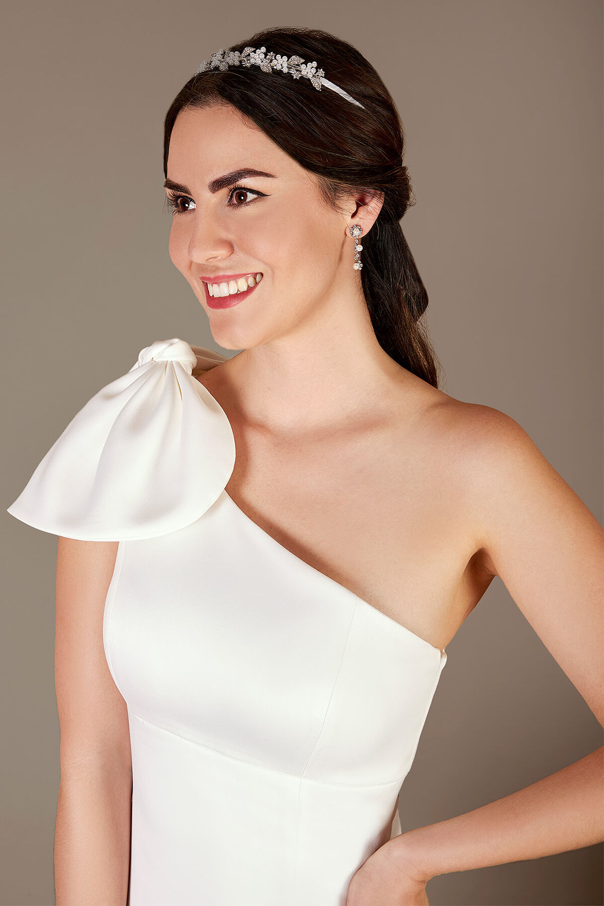 Vestido de novia recto con escote asim&eacute;trico y mo&ntilde;o en hombro, BLANCO SUAVE, hi-res