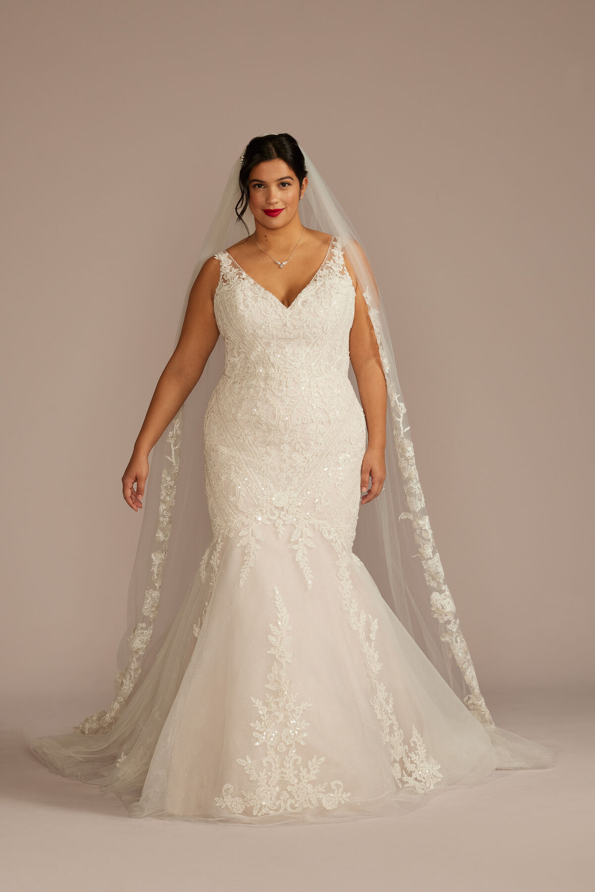 Vestido de novia sirena con aplicaciones de encaje y escote en V, MARFIL/CASHMERE, hi-res