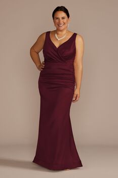 Vestido de dama con silueta sirena y fruncido en cintura