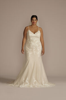 Vestido de novia sirena con tirantes finos y aplicaciones de encaje