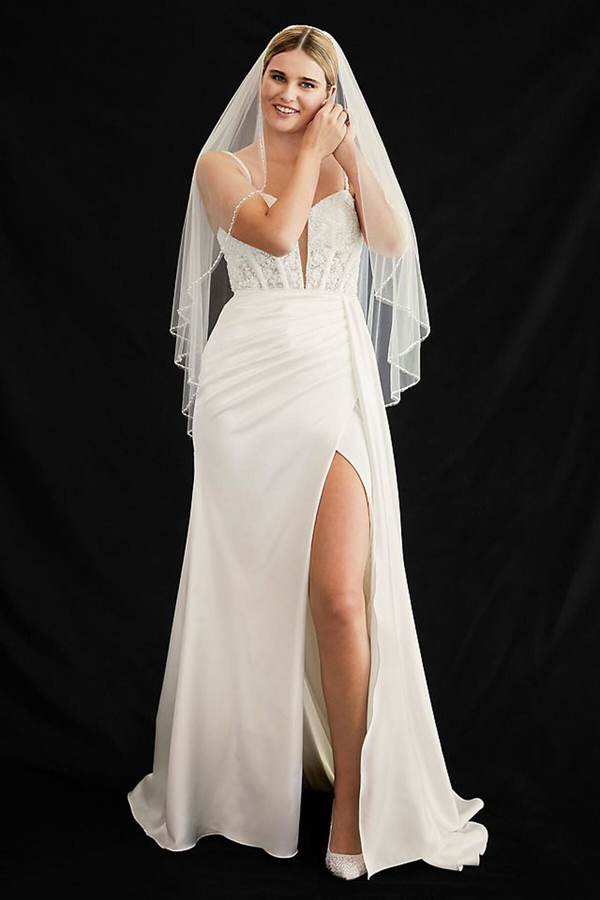 Vestido de novia recto con escote ilusi&oacute;n y falda plisada, MARFIL, hi-res