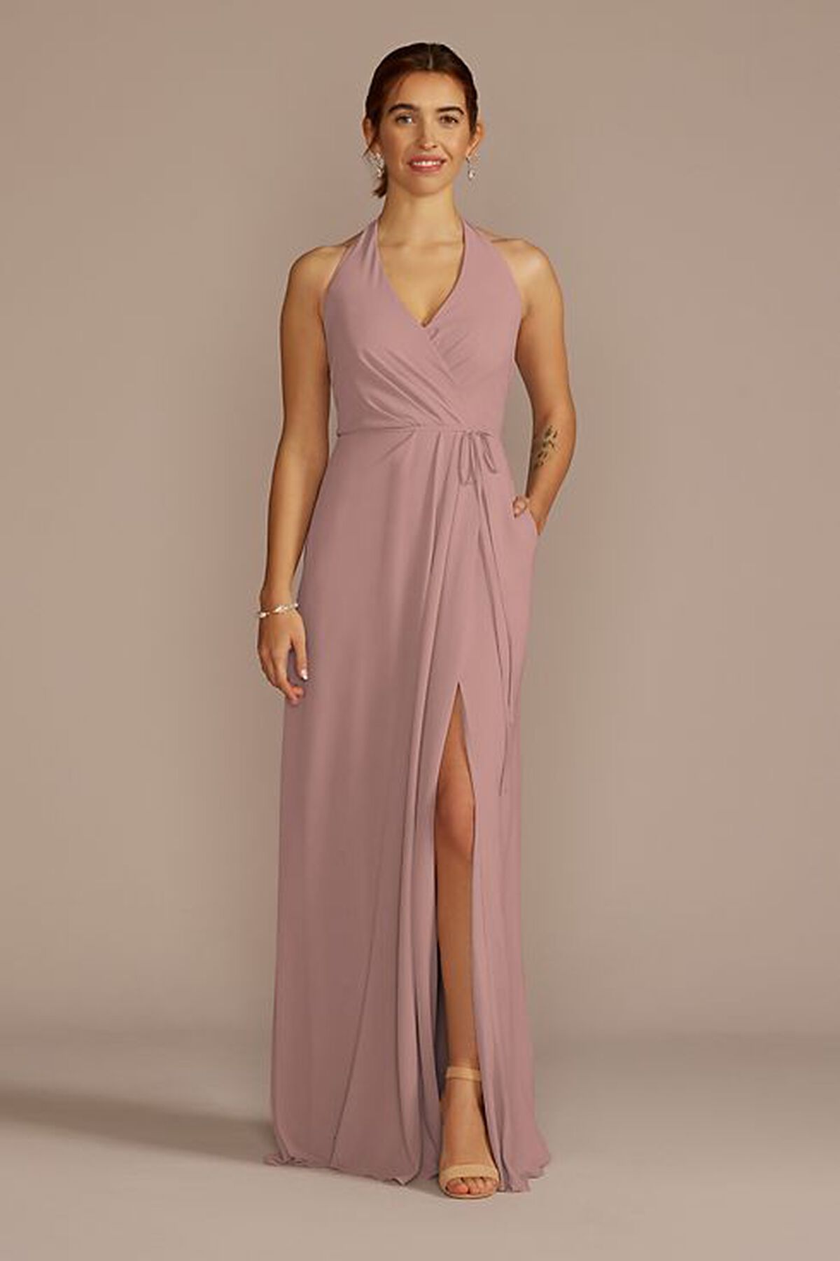 Vestido de dama de chif&oacute;n con escote halter y abertura en pierna 8002361, CUARZO, hi-res