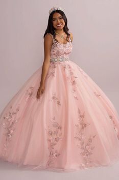 Vestido de quinceañera con abertura en espalda y corset