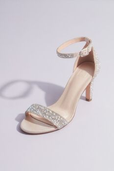 Tacones con aplicación de perlas y pedrería