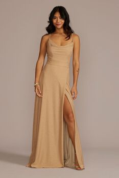 Vestido largo con escote columpio y abertura en pierna