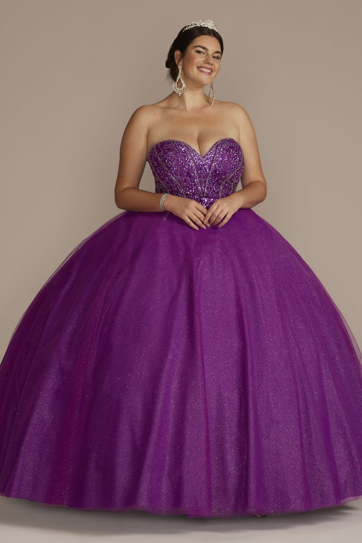 Vestido de quincea&ntilde;era con escote asim&eacute;trico y aplicaciones florales en 3D, MORADO, hi-res