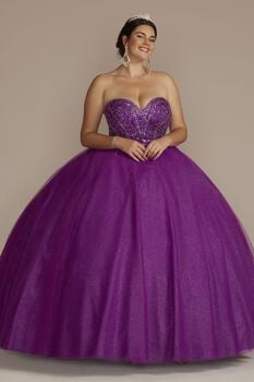 Vestido de quincea&ntilde;era con escote asim&eacute;trico y aplicaciones florales en 3D