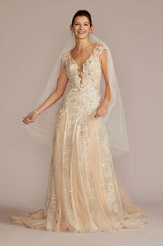 Vestido de novia línea A con aplicaciones florales y escote profundo