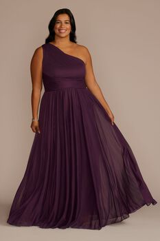 Vestido de dama con escote asimétrico y plisado en cintura