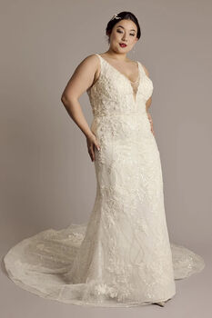 Vestido de novia con escote pronunciado y aplicaciones