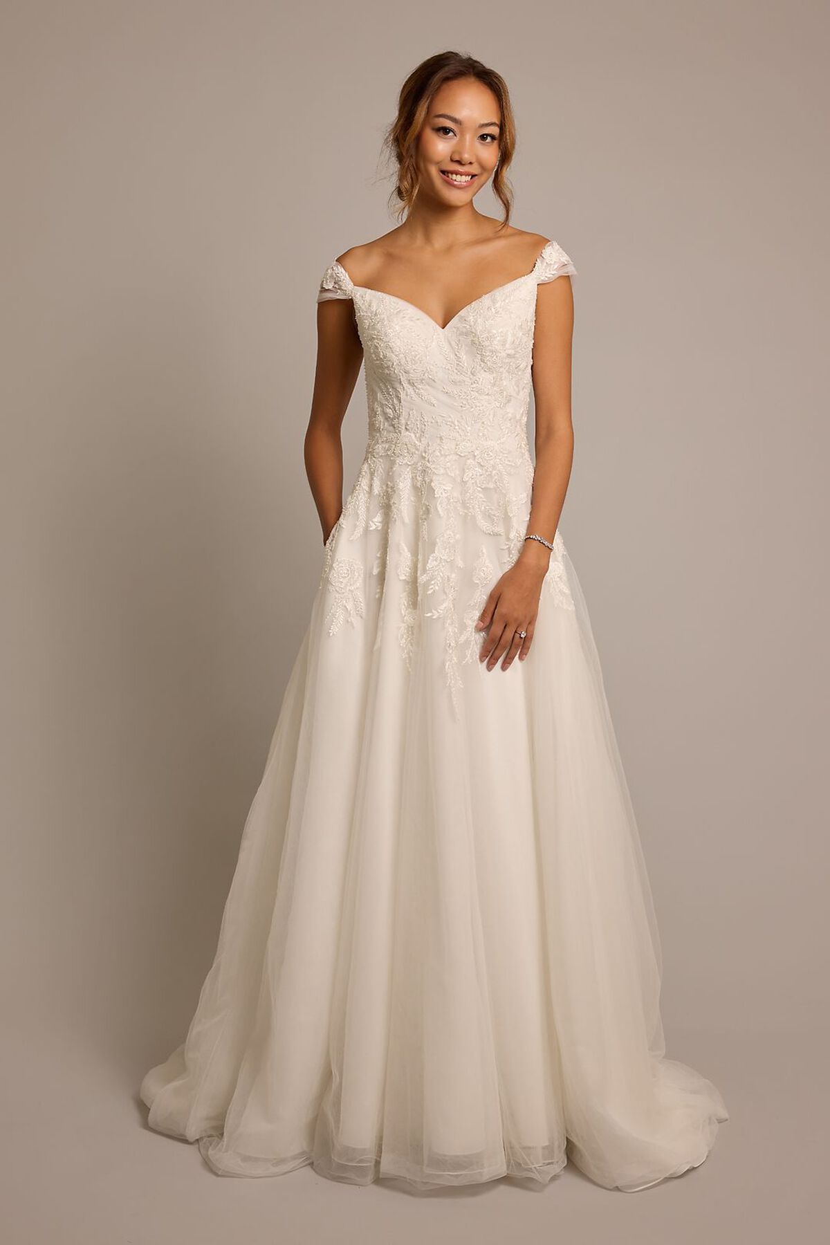 Vestido de novia con mangas al hombro y aplicaciones 3D, BLANCO SUAVE, hi-res