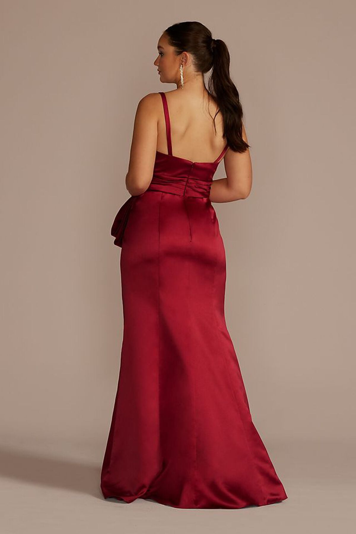 Vestido largo de sat&iacute;n con mo&ntilde;o en la cintura y abertura en pierna, LIPSTICK RED, hi-res