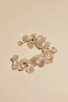 Diadema con flores y perlas