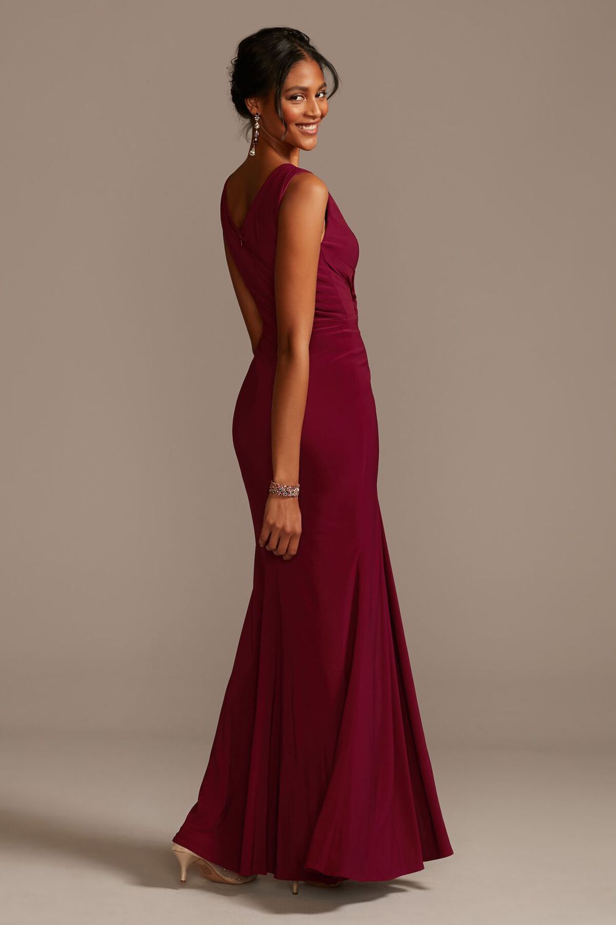 Vestido largo de escote en V con aplicaci&oacute;n de pedrer&iacute;a en cintura, VINO, hi-res