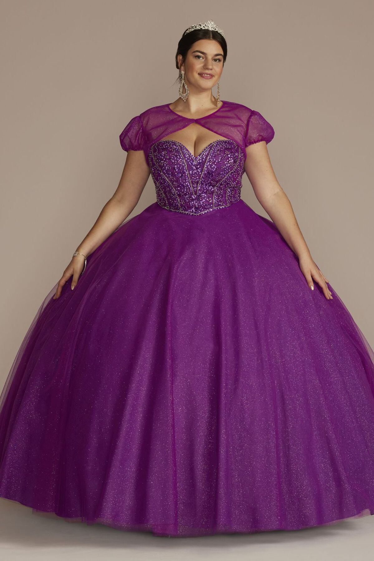 Vestido de quincea&ntilde;era con escote asim&eacute;trico y aplicaciones florales en 3D, MORADO, hi-res