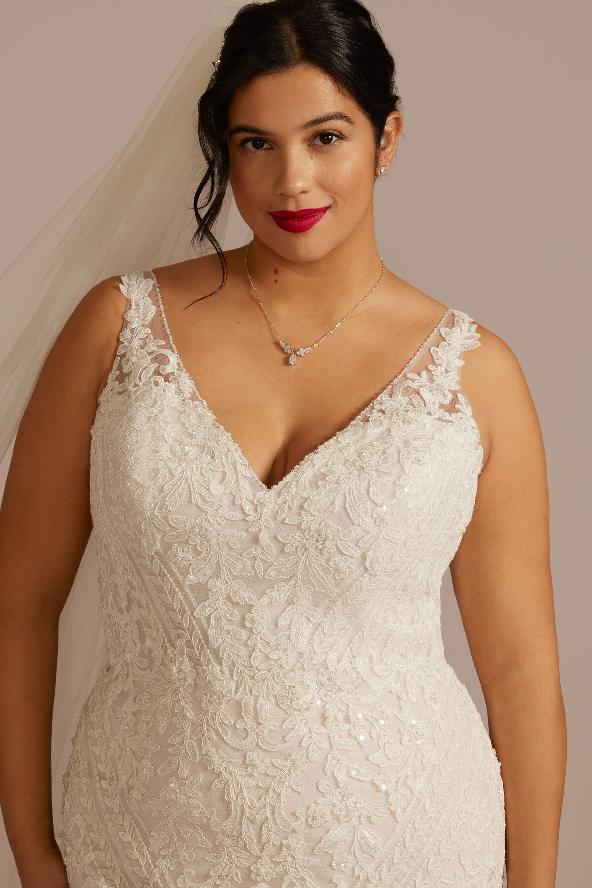 Vestido de novia sirena con aplicaciones de encaje y escote en V, MARFIL/CASHMERE, hi-res