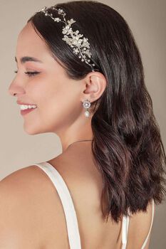 Diadema floral con cristales y perlas