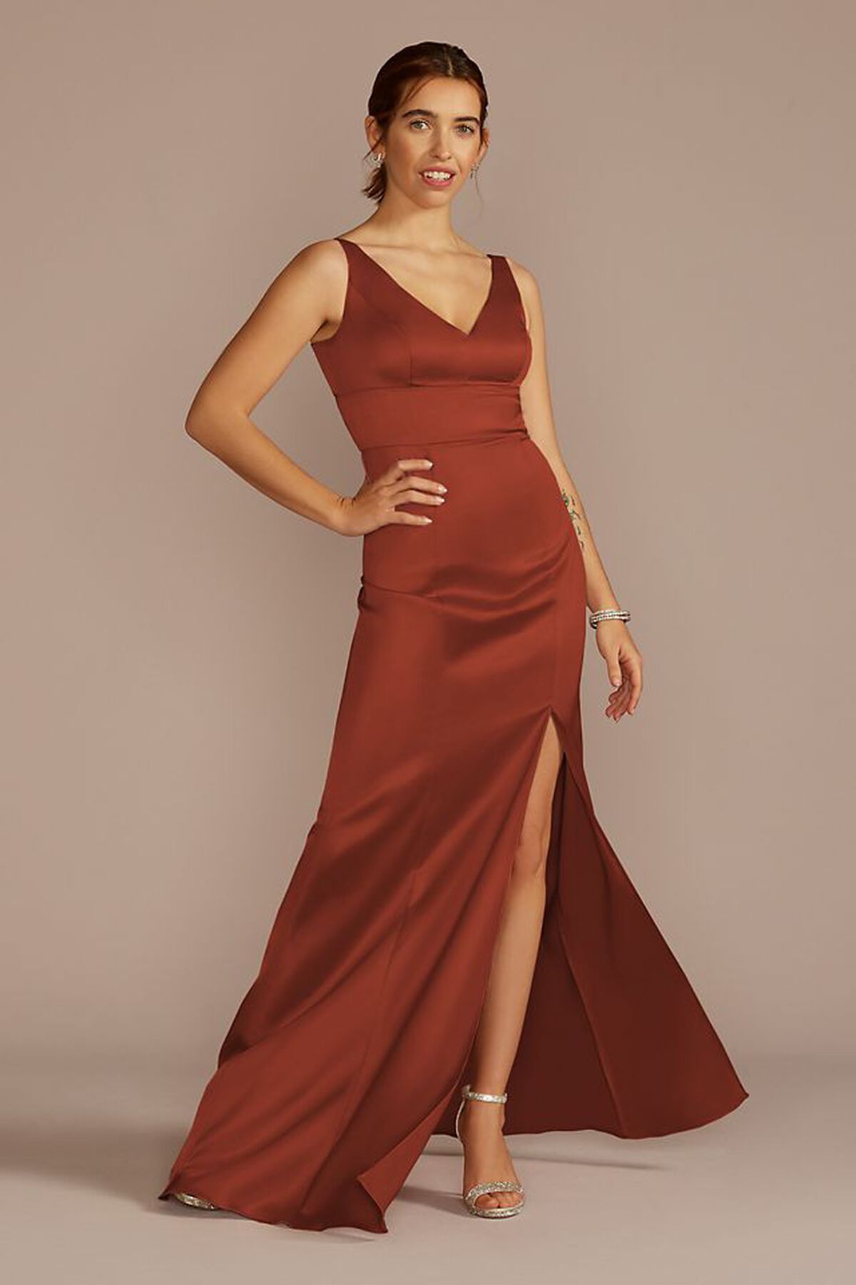 Vestido de Dama sat&iacute;n con escote en V, CANELA, hi-res