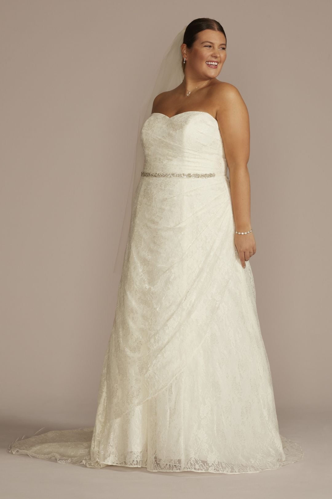 Vestido de novia strapless de encaje con escote coraz&oacute;n