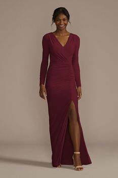 Vestido de dama con manga larga y abertura en pierna