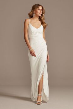 Vestido de novia recto con abertura en la pierna