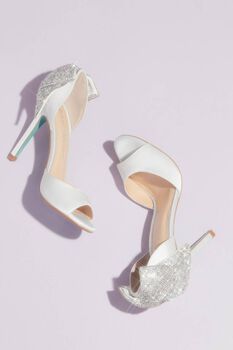 Zapatilla de novia de satín con moño de pedrería