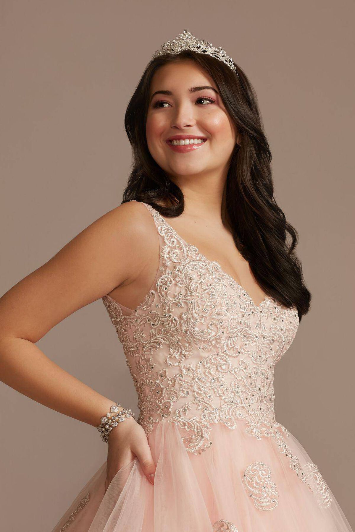 Vestido de quincea&ntilde;era rosa con aplicaciones de encaje brillante, PETALO, hi-res