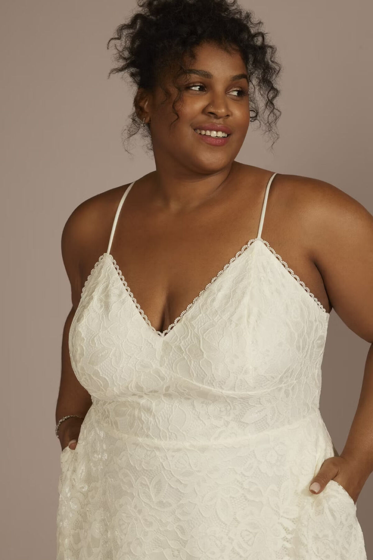 Vestido de novia midi de encaje con falda asim&eacute;trica, MARFIL, hi-res