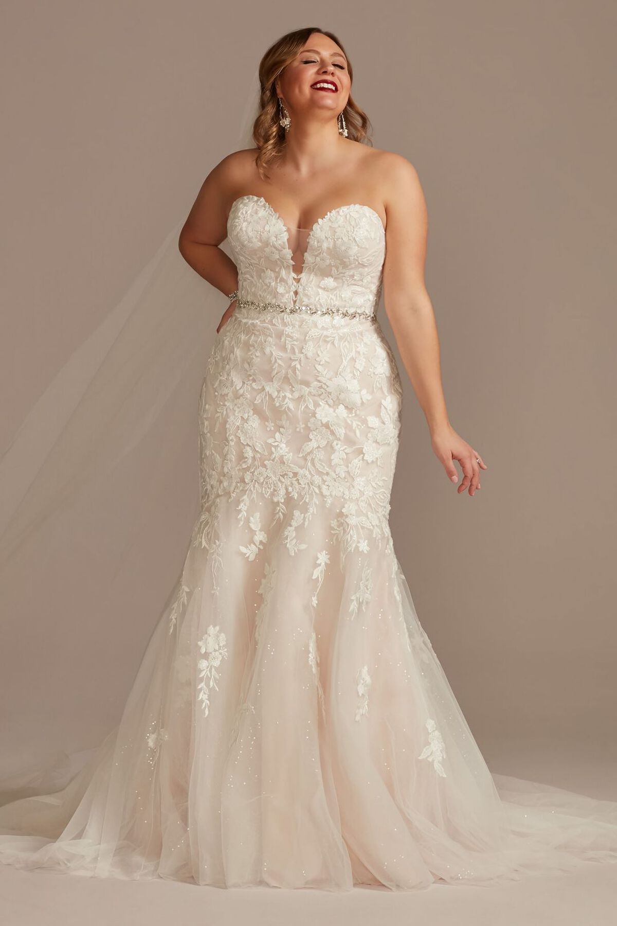 Vestido de novia sirena con escote coraz&oacute;n y aplicaciones de encaje, MARFIL/CASHMERE, hi-res