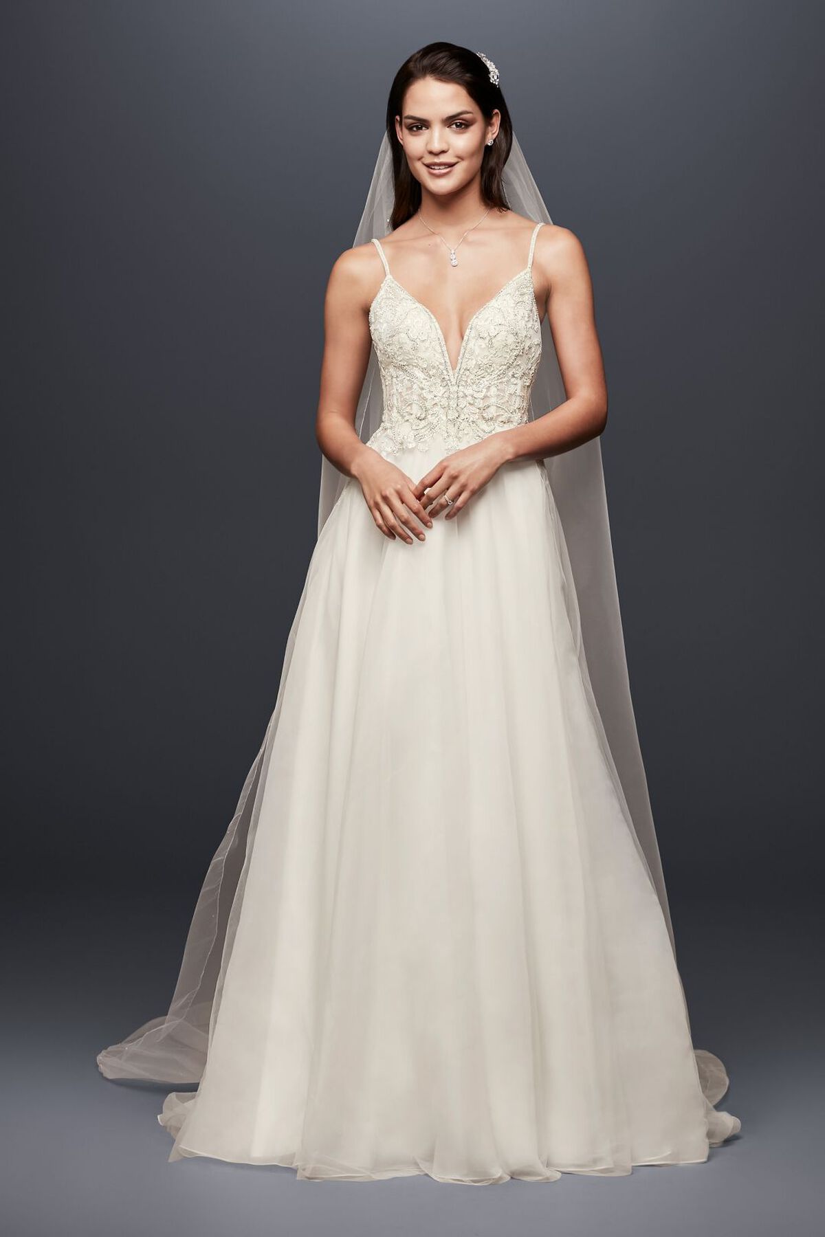 Vestido de novia l&iacute;nea A con pedrer&iacute;a y escote profundo, , hi-res