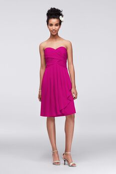 Vestido de dama corto con escote coraz&oacute;n