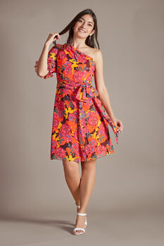 Vestido corto de estapado floral y escote asimétrico con manga corta