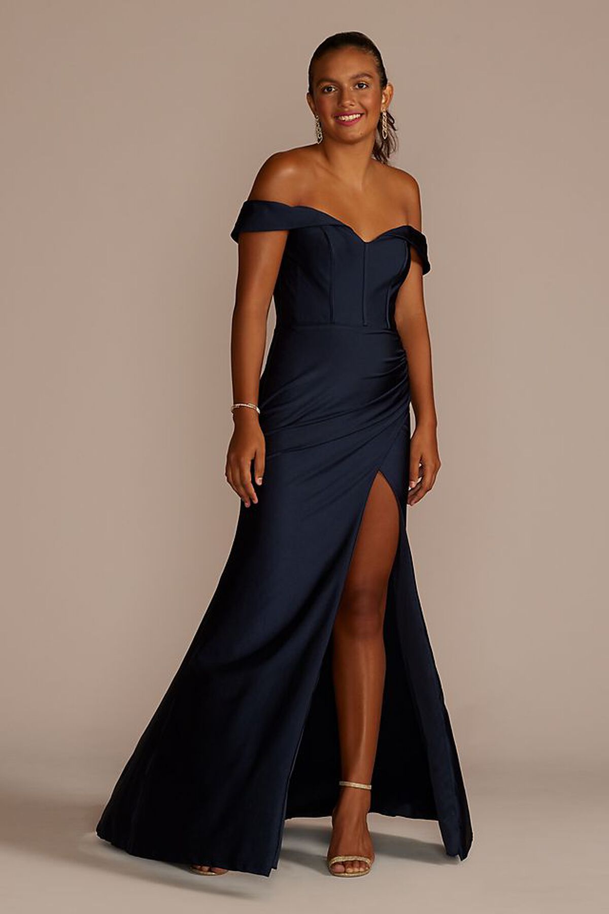 Vestido de satin con escote al hombro y silueta sirena, MEDIANOCHE, hi-res