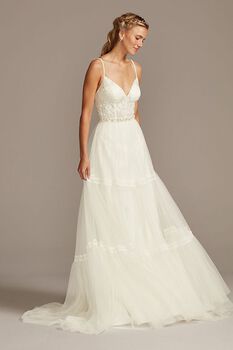 Vestido de novia línea A con detalles de encaje en corset
