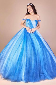 Vestido de quinceañera azul con mangas al hombro