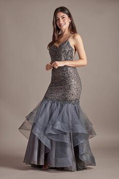 Vestido largo con falda de olanes en tul y aplicaciones de pedrería en torso