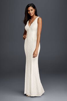 Vestido de novia recto de encaje con escote en V