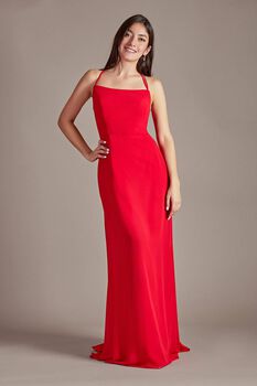 Vestido largo de crepé con escote recto y tirantes cruzados en espalda
