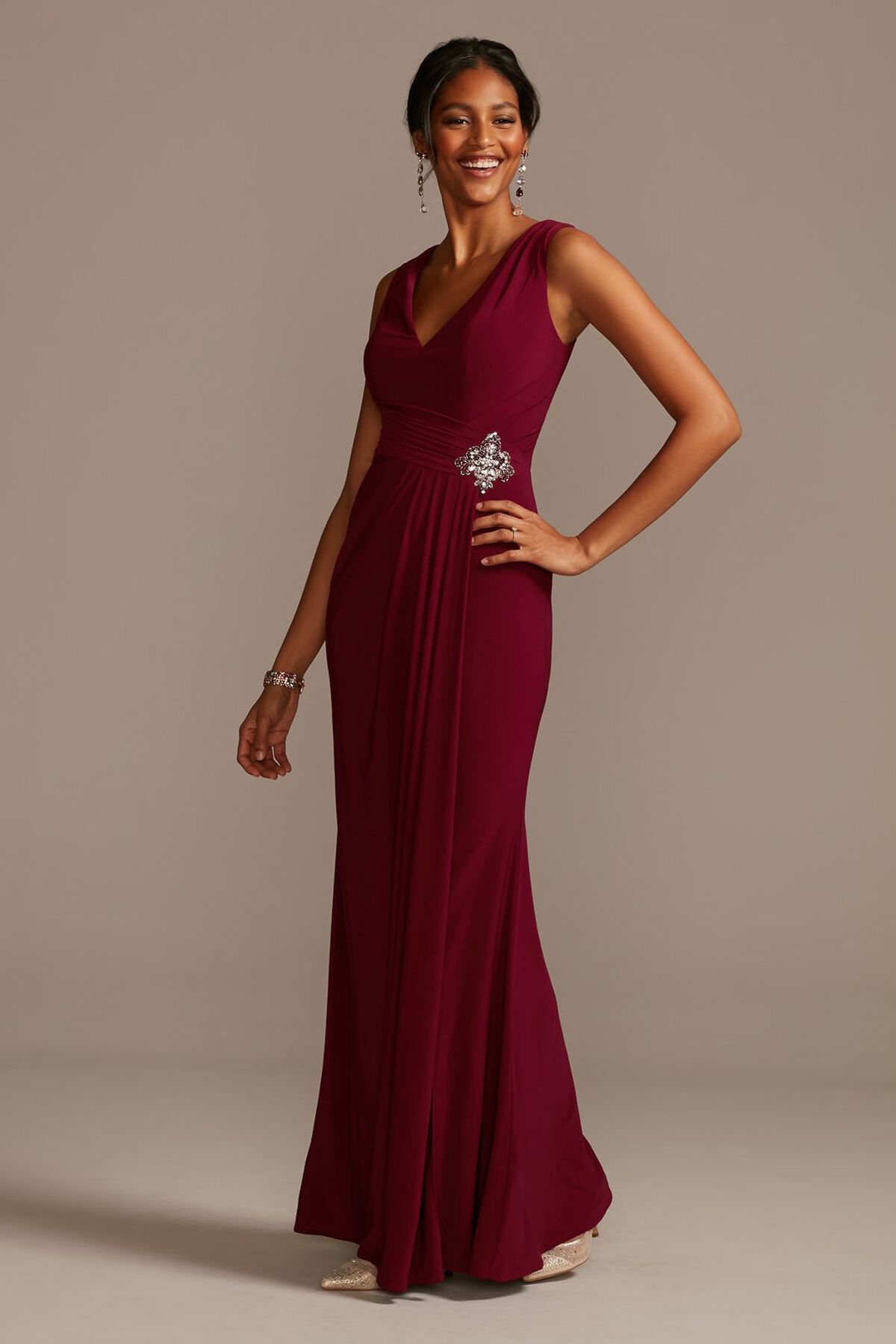 Vestido largo de escote en V con aplicaci&oacute;n de pedrer&iacute;a en cintura, VINO, hi-res